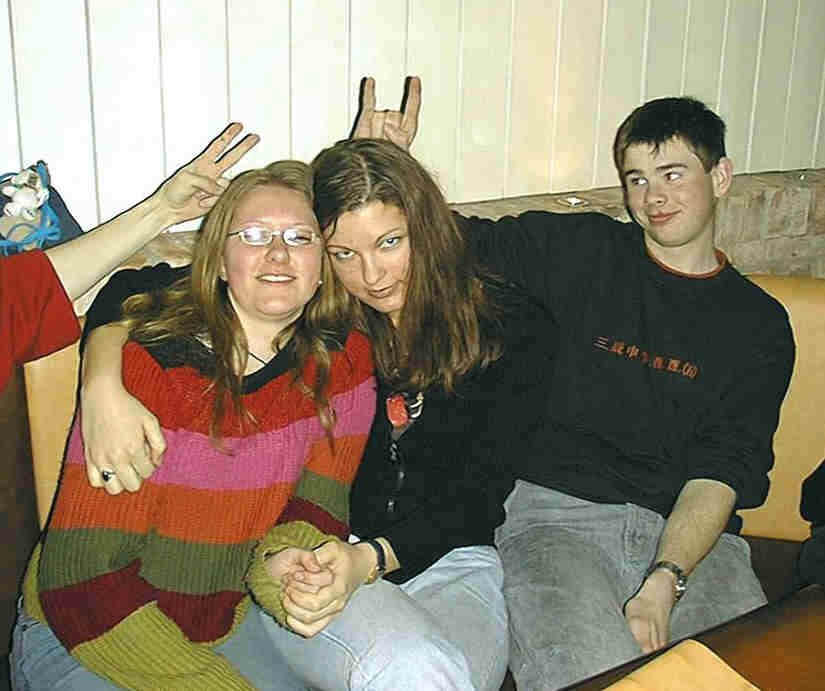 Christin und Lisa werden be-ohrt