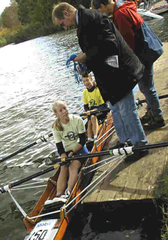  Linnea und Henrike am Siegersteg