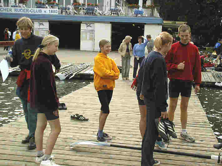 die Helfer auf dem Steg