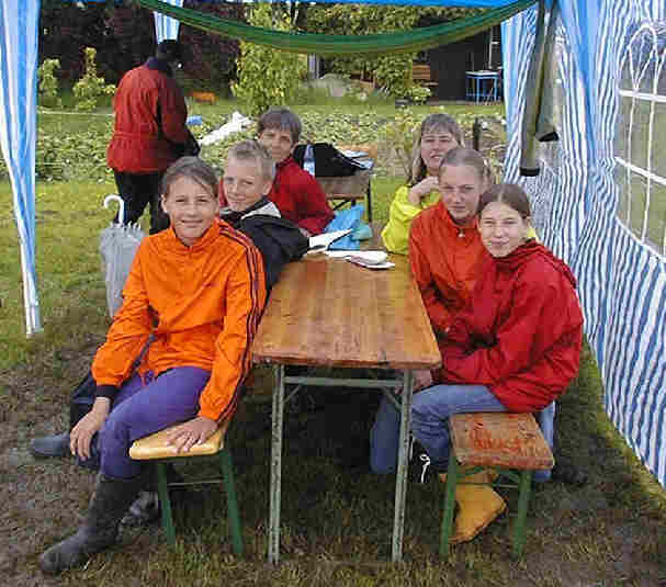 Zeltling auf matschiger Wiese