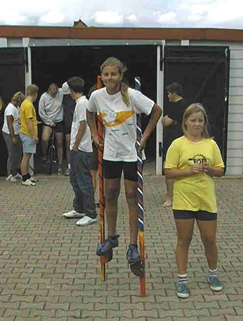 Marie beim Stelzenlauf